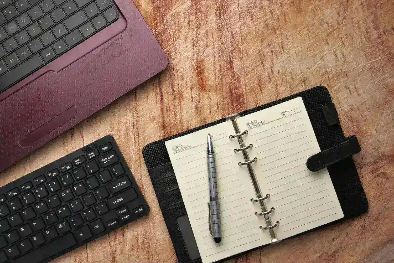 Rutina de notas para 2025: copias sin conexión, búsqueda solo en el dispositivo y archivos adjuntos seguros