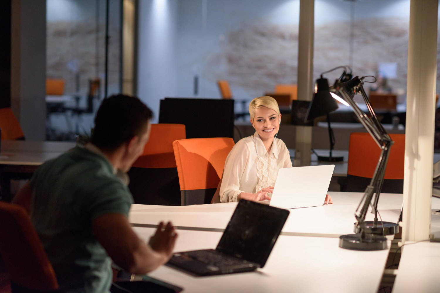 Rutina de notas 2025: etiquetas de oradores, plantillas por equipo y recordatorios de seguimiento